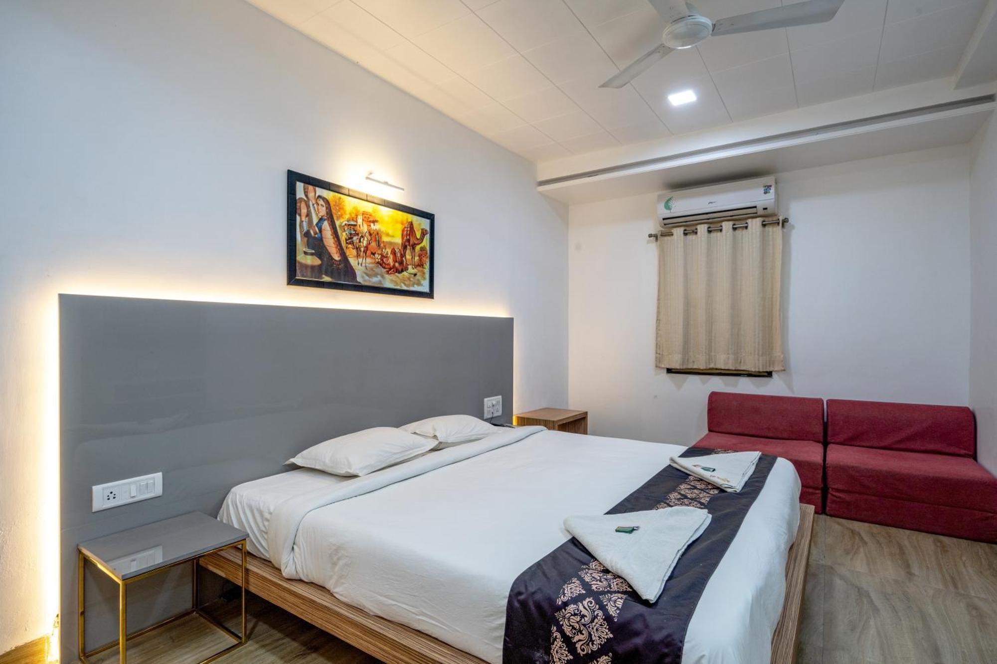 Hotel Darshan Executive Tuljapur ภายนอก รูปภาพ