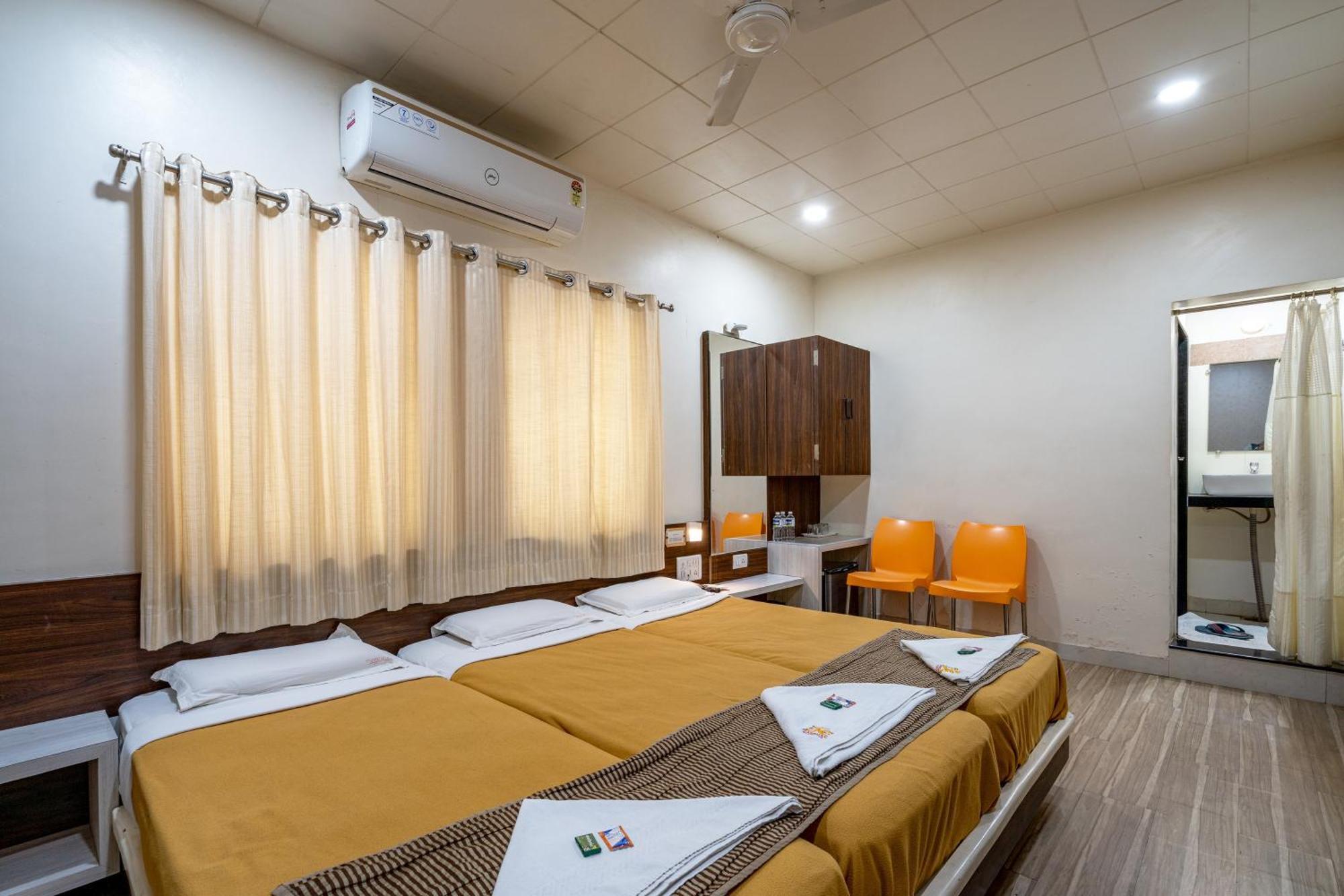Hotel Darshan Executive Tuljapur ภายนอก รูปภาพ