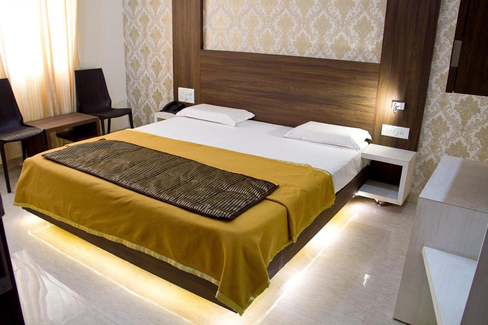 Hotel Darshan Executive Tuljapur ภายนอก รูปภาพ