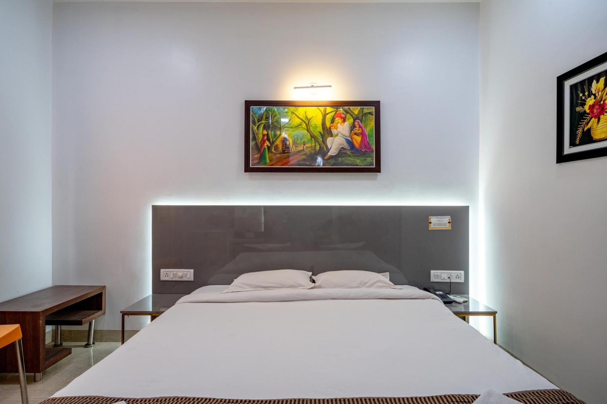Hotel Darshan Executive Tuljapur ภายนอก รูปภาพ