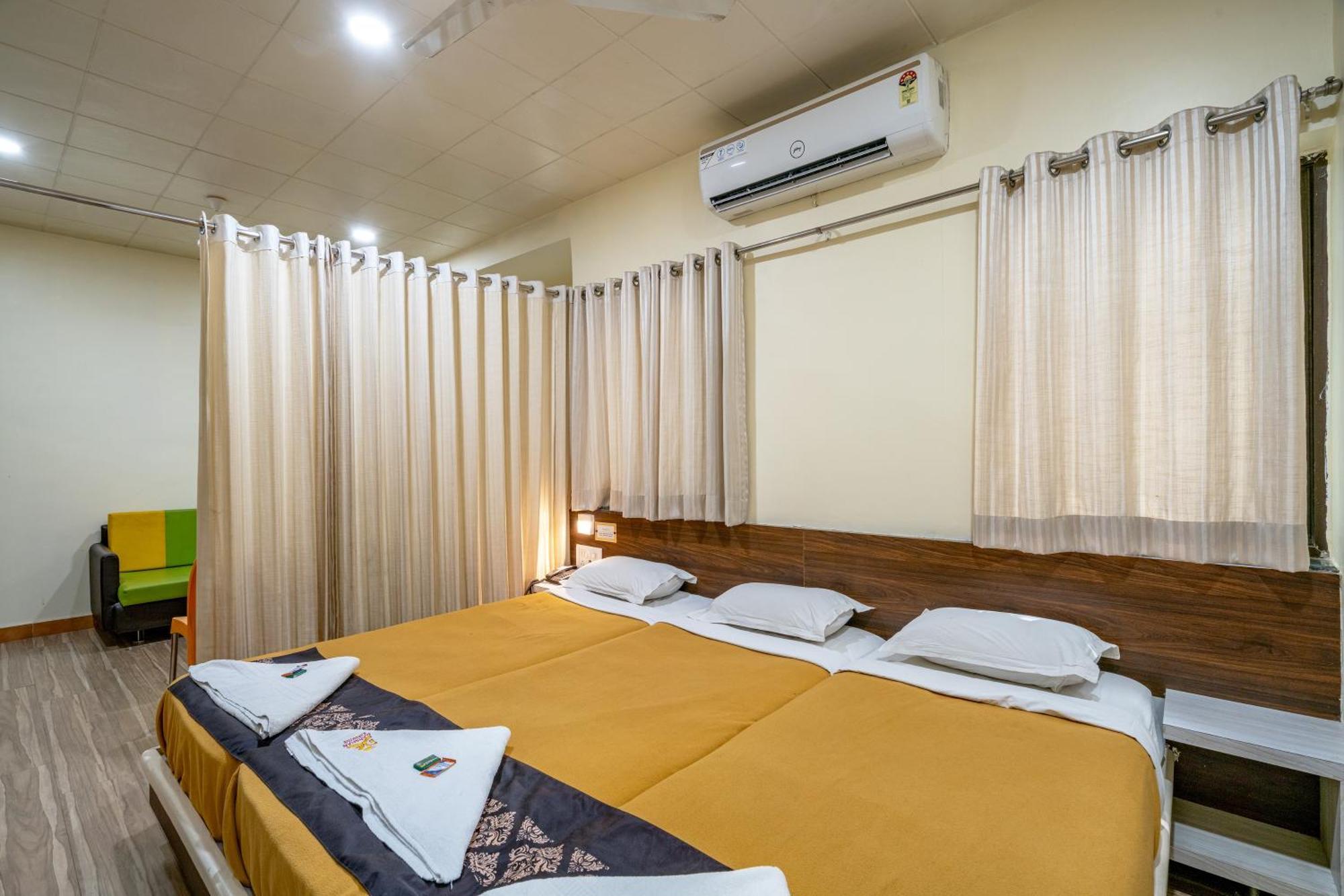 Hotel Darshan Executive Tuljapur ภายนอก รูปภาพ