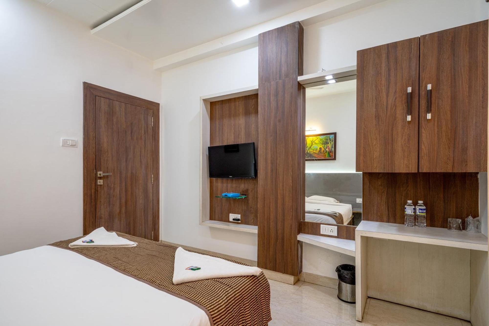 Hotel Darshan Executive Tuljapur ภายนอก รูปภาพ
