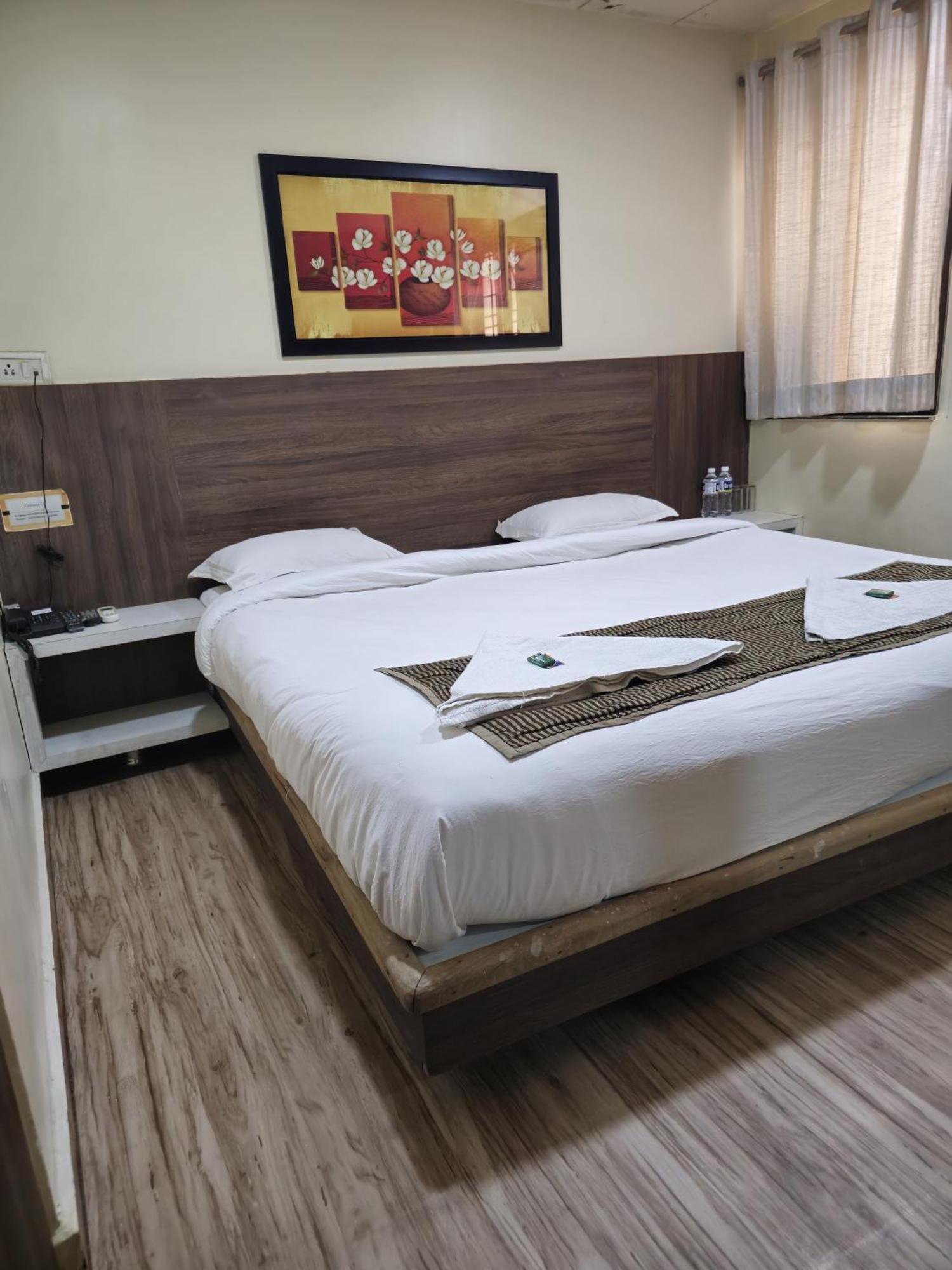 Hotel Darshan Executive Tuljapur ภายนอก รูปภาพ
