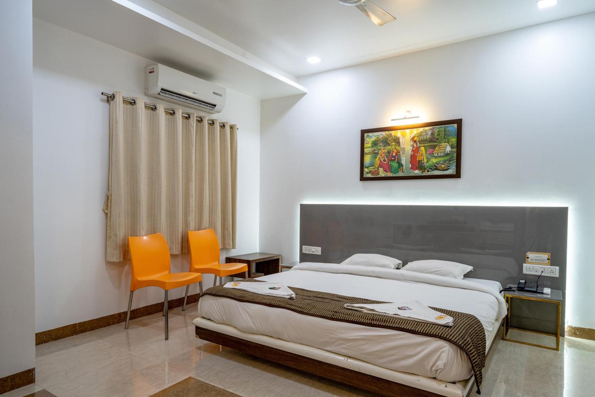 Hotel Darshan Executive Tuljapur ภายนอก รูปภาพ