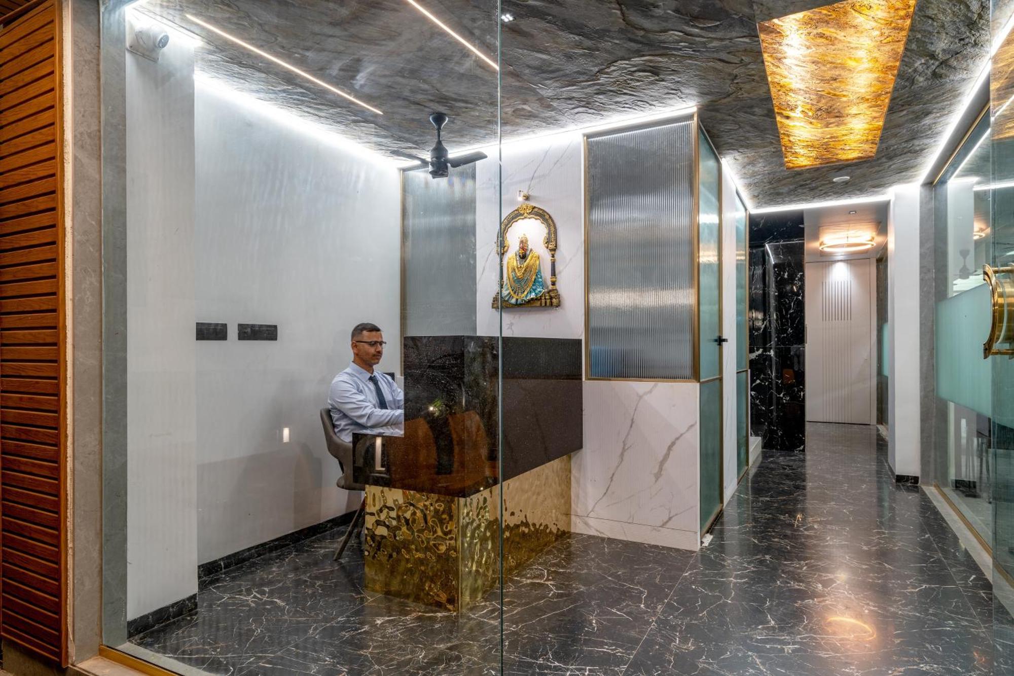 Hotel Darshan Executive Tuljapur ภายนอก รูปภาพ